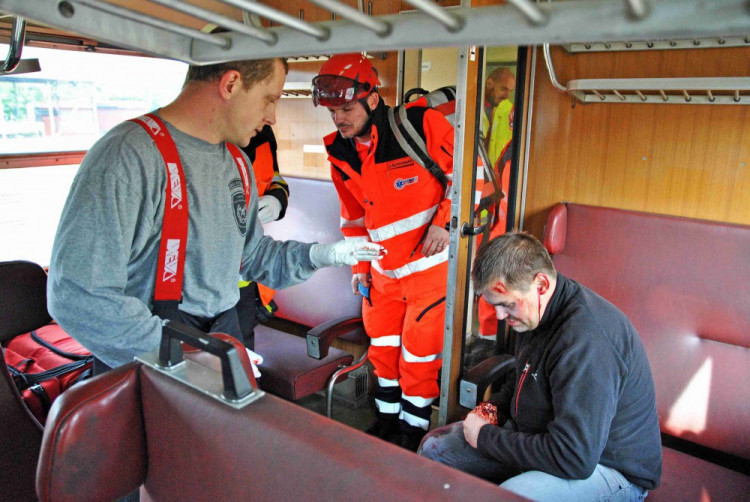 Práce porodní asistentky není cizí ani havlíčkobrodským hasičům
