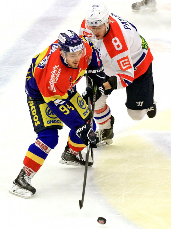 Ondřej Šulek před Lukášem Patákem