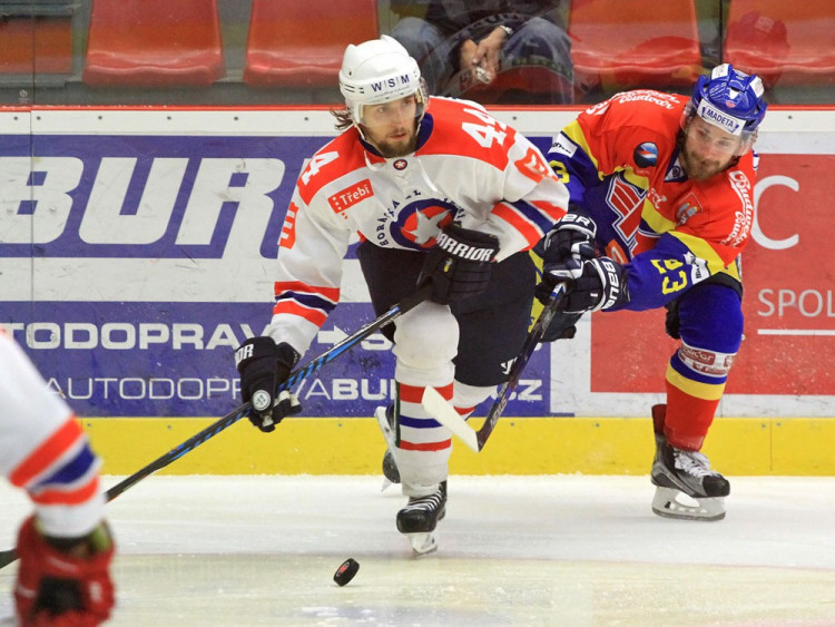 Lukáš Květoň se snaží znepříjemnit rozehrávku Michalovi Vodnému