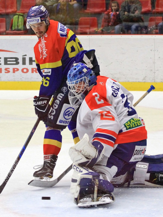 Tento projektil dokázal brankář Horácké Slavie Lukáš Dostál před Martinem Heřmanem vyrazit betonem