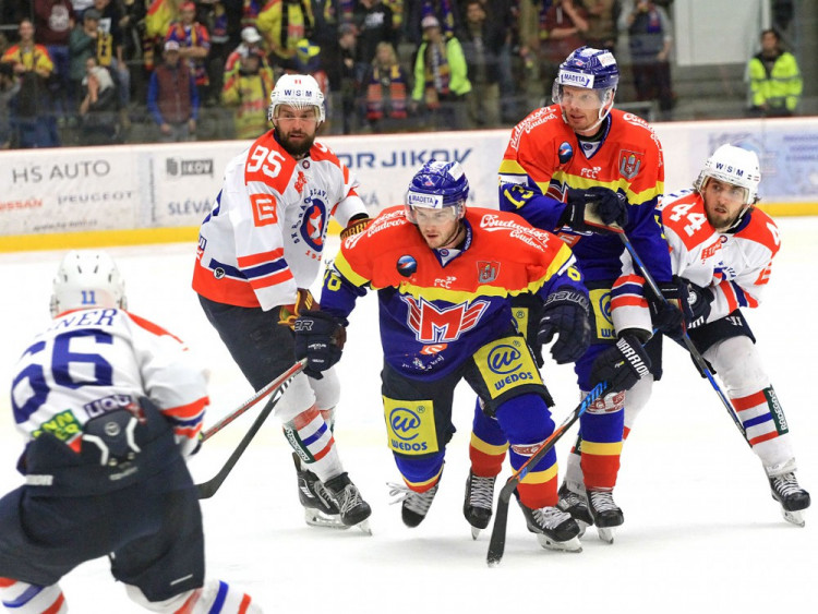 Pajič s Nedorostem mezi Divišem (vlevo) a Vodným