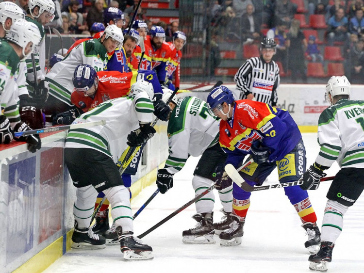 Jakub Doktor (vpravo) s Timem Crowderem bojují o puk u hrazení