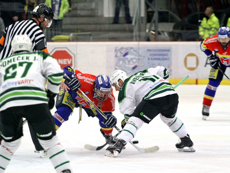 Na buly proti sobě centr Motoru Matěj Toman a Jaromír Kverka