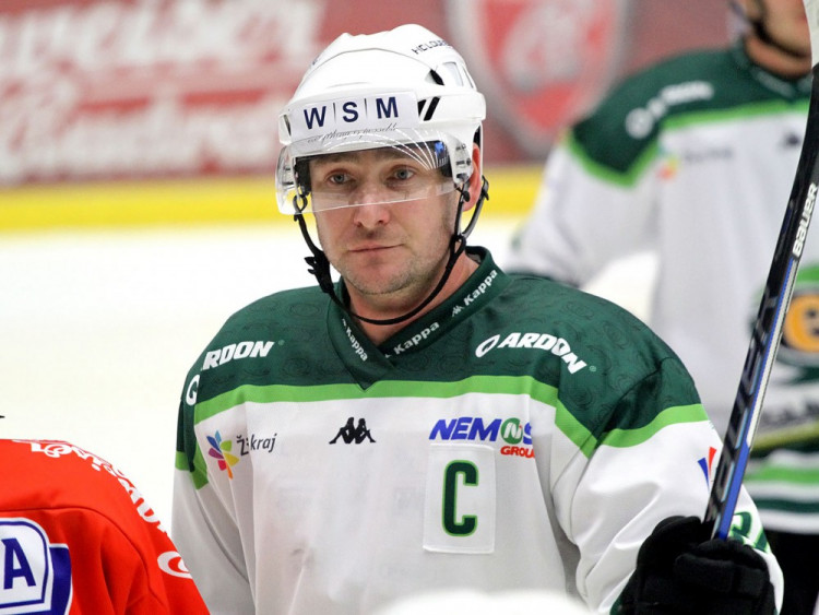 Současný kapitán karlovarské Energie Václav Skuhravý byl hráčem znonozrozeného Motoru v jeho samých počátcích