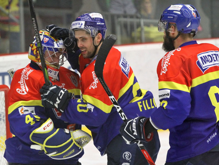 Domácí hrdina přijímal zasloužené gratulace od svých spoluhráčů