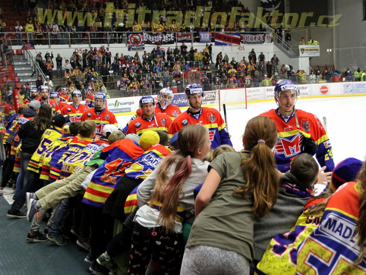 Děkovačka s malými fanoušky