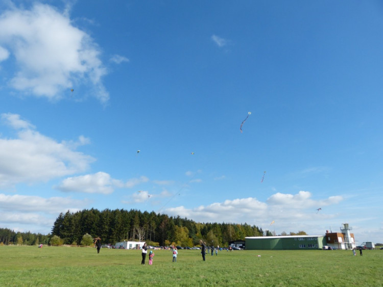 Drakiáda na letišti v Henčově