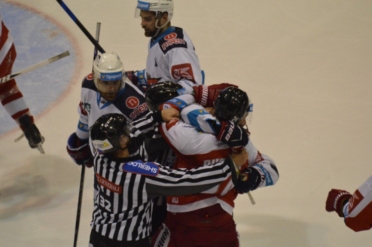 FOTOGALERIE: Olomoučtí hokejisté rozstříleli Piráty z Chomutova 5:2