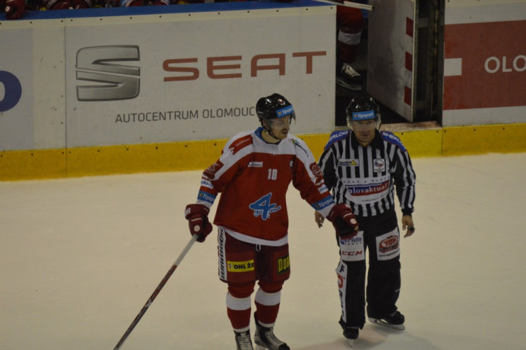 FOTOGALERIE: Olomoučtí hokejisté rozstříleli Piráty z Chomutova 5:2