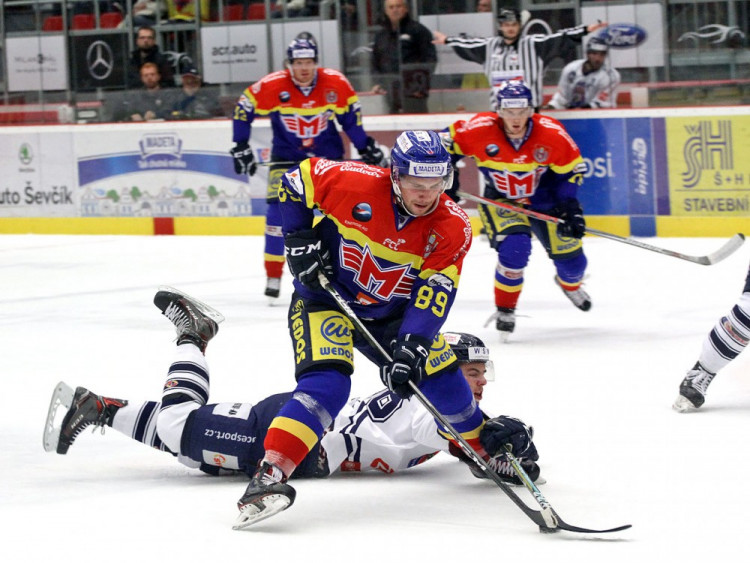 Nájezd Luboše Roba, který skončil gólem. Bohužel branka padla těsně po skončení první třetiny