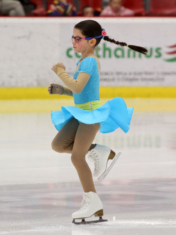 Sedmiletá Ema Klimešová se krasobruslení věnuje teprve jeden rok, vystoupení před početným publikem ale zvládla s bravurou