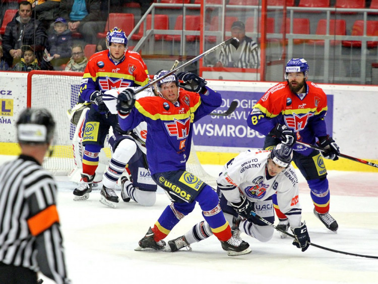 Václav Nedorost padá po kontaktu se Zdeňkem Králem