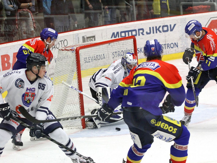 Domácí útočné komando atakuje benáteckou branku