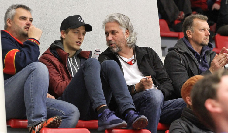 Petr Kváča tentokrát sledoval zápas po boku trenéra motoráckých gólmanů Stanislava Hrubce z tribuny