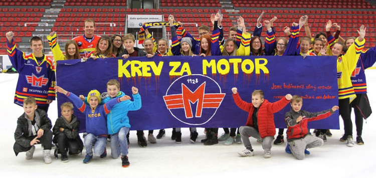 Díky projektu Třídy fandí Motoru se mohli školáci z Dukelské vyfotit přímo na ledě v autorem hattricku
