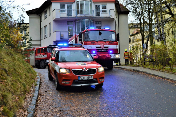 Zásah hasičů v nemocnici, kde se utrhla krytina střechy