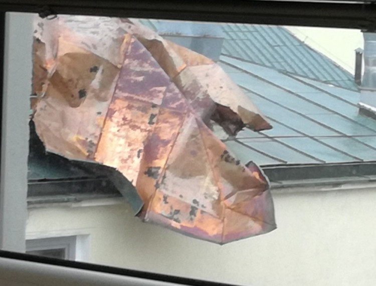 Utržená krytina v liberecké nemocnici