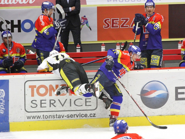 Roman Chlouba málem skončil po střetu s Miloslavem Čermákem na motorácké lavičce