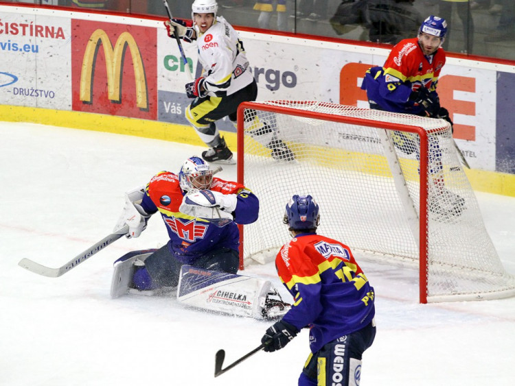 Petr Kváča se za Dufkovou střelou jen ohlédl - trhači snížili v 17. minutě na 1:3