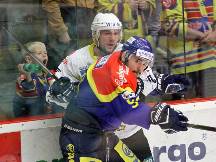 Důrazně hrající Martin Heřman v souboji s Jakubem Trefným