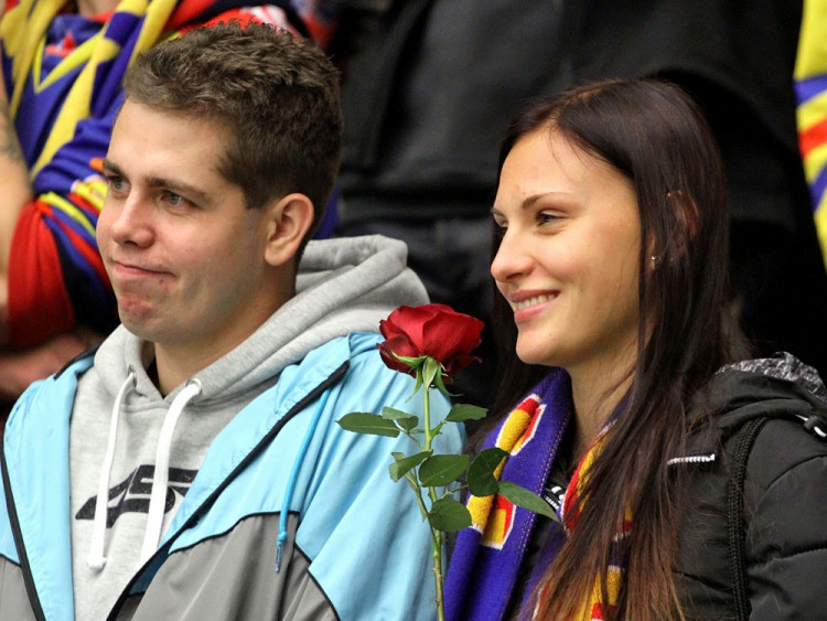 Utkání s Kadaní bylo věnováno ženám a dívkám. U vstupu do haly je vedení Motoru obdarovalo růží