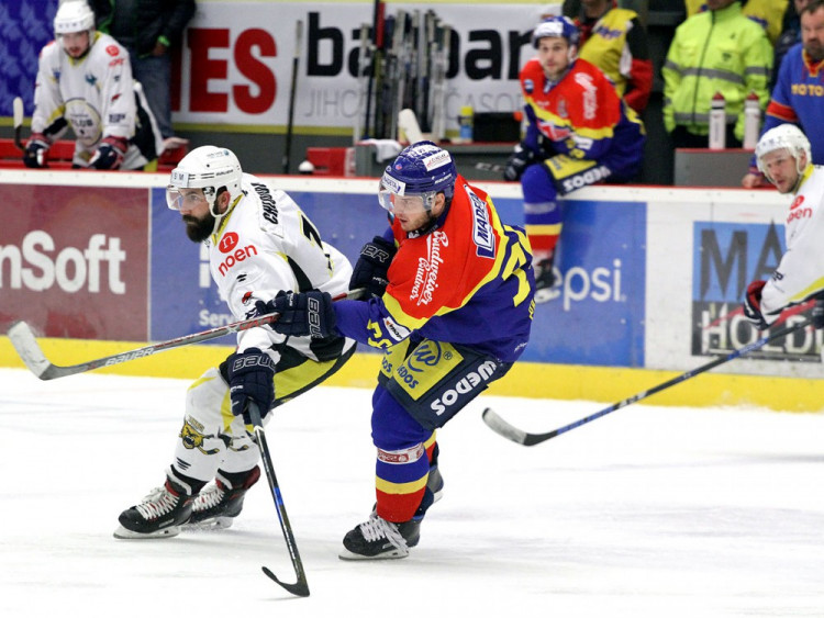 Byl to zápas Roka Pajiče. Na snímku při rozehrávce před hostujícím Romanem Chloubou