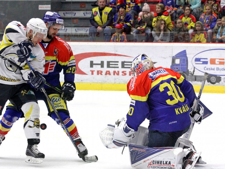 V šanci Jakub Trefný, bráněný Mitchelem Fillmanem