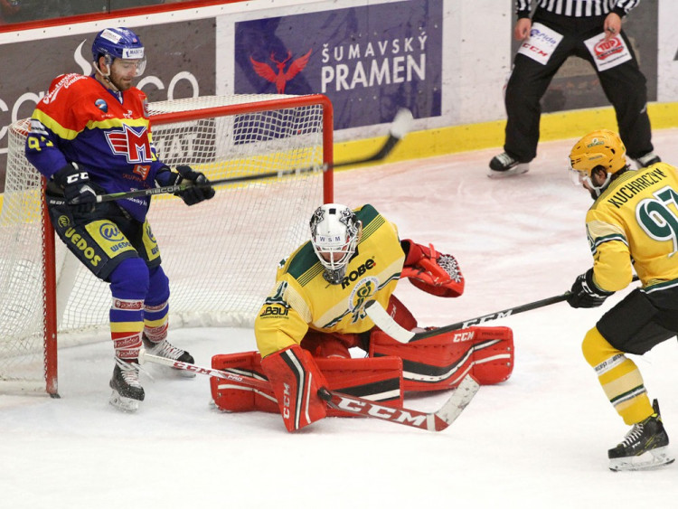 Vsetínský gólman Jaroslav Pavelka zasahuje před dotírajícím Filipem Vlčkem