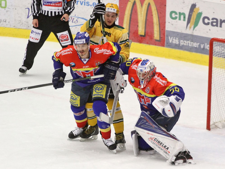 Žiga Pavlin střeží před Kváčou Romana Tomase