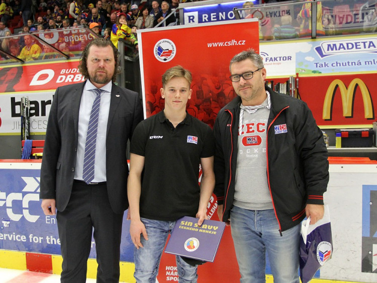 Nejlepším mládežníkem měsíce října byl Českým svazem ledního hokeje vyhlášen českobudějovický dorostenec Pavel Novák. K ocenění mu gratuloval prezident klubu Roman Turek a zástupce ČSLH Vladimír Krampol