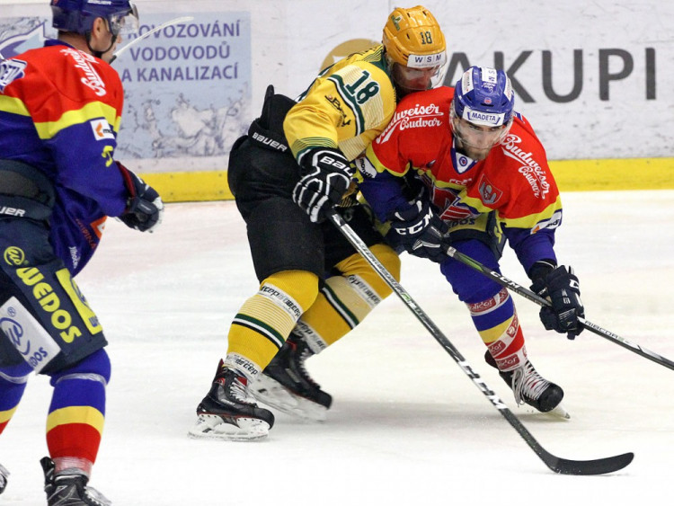 Filip Vlček se dere do zakončení přes svého jmenovce Dundáčka. Při pokračujícím souboji budějovický útočník vybojoval pro svůj tým přesilovou hru