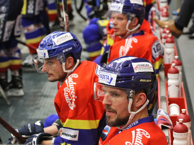 Domácí střídačka. V popředí Vampola, za ním Čermák a Nedorost