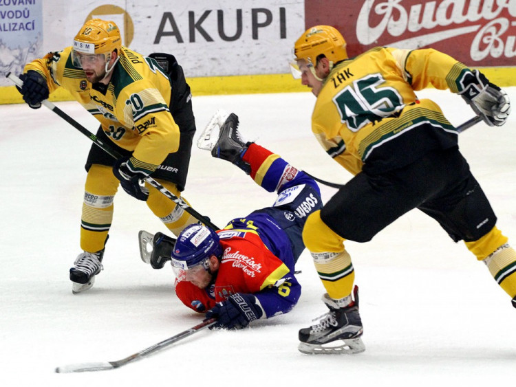 Pajič padá po střele mezi Podešvou a Žákem