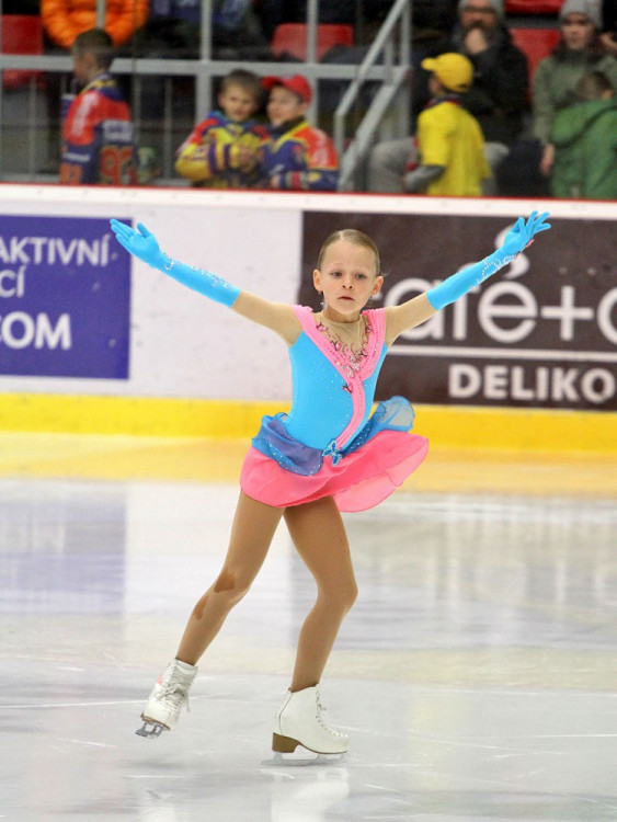 Nadějná osmiletá krasobruslařka Alžběta Kvíderová