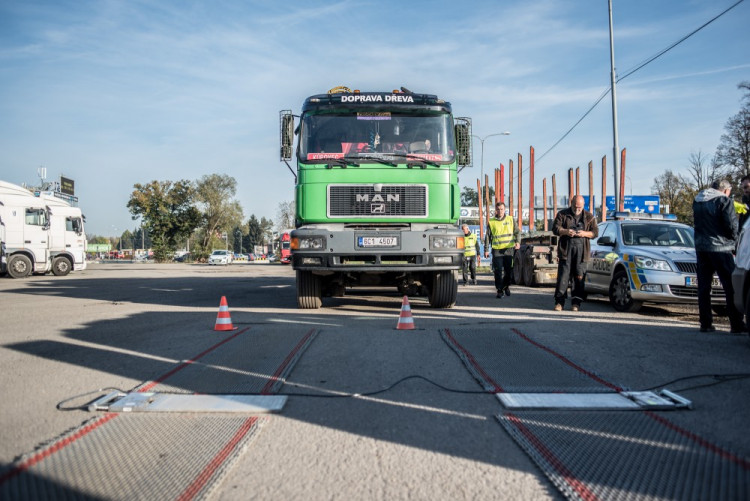 Policisté se zaměřili na nákladní auta