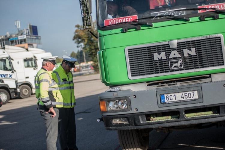 Policisté se zaměřili na nákladní auta