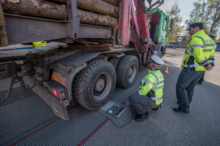 Policisté se zaměřili na nákladní auta