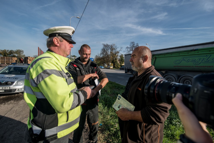 Policisté se zaměřili na nákladní auta
