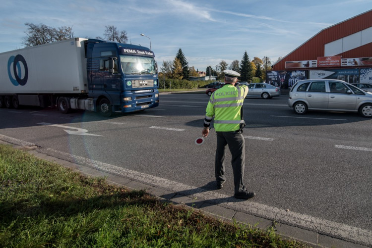 Policisté se zaměřili na nákladní auta