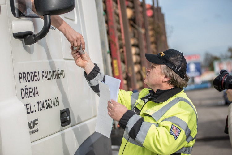 Policisté se zaměřili na nákladní auta