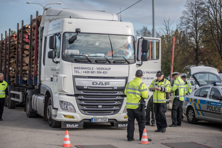 Policisté se zaměřili na nákladní auta