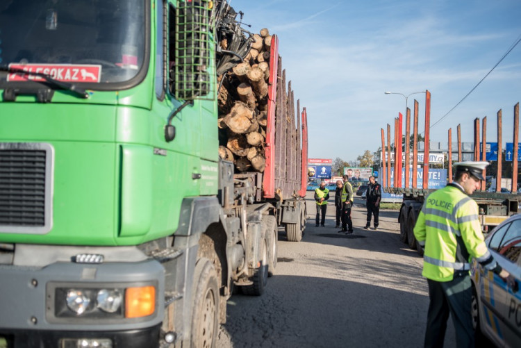 Policisté se zaměřili na nákladní auta