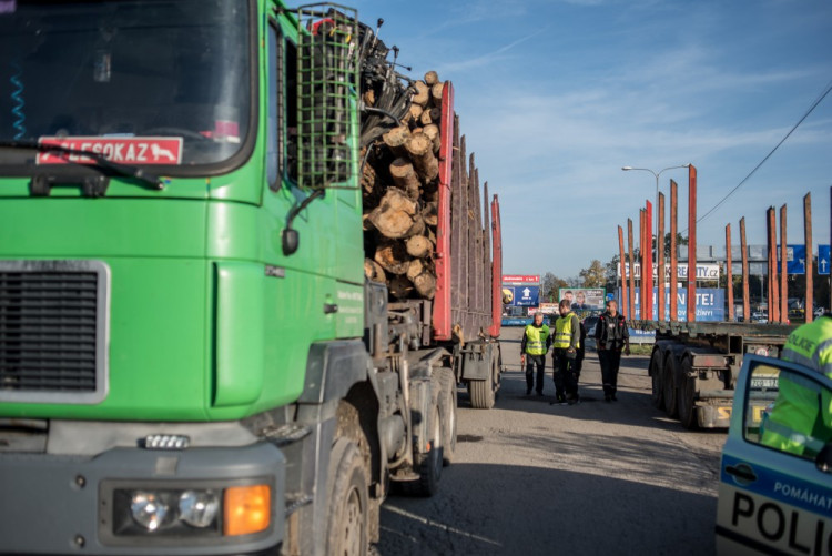 Policisté se zaměřili na nákladní auta