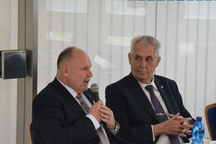 FOTOGALERIE: Prezident Zeman navštívil Babišovu Olmu. Symbolicky si připil mlékem