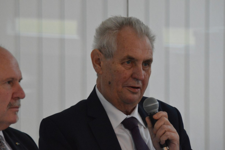 FOTOGALERIE: Prezident Zeman navštívil Babišovu Olmu. Symbolicky si připil mlékem