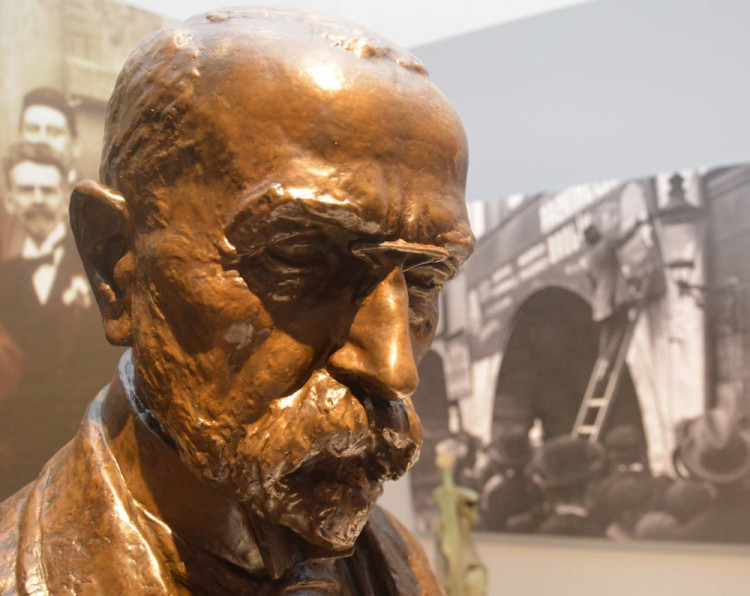 V rámci výstavy je dále připraven propracovaný vzdělávací program vhodný zejména pro druhý stupeň základních a všechny ročníky středních škol.