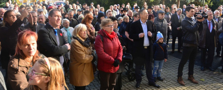 Na zahájení výstavy přišlo mnoho lidí.