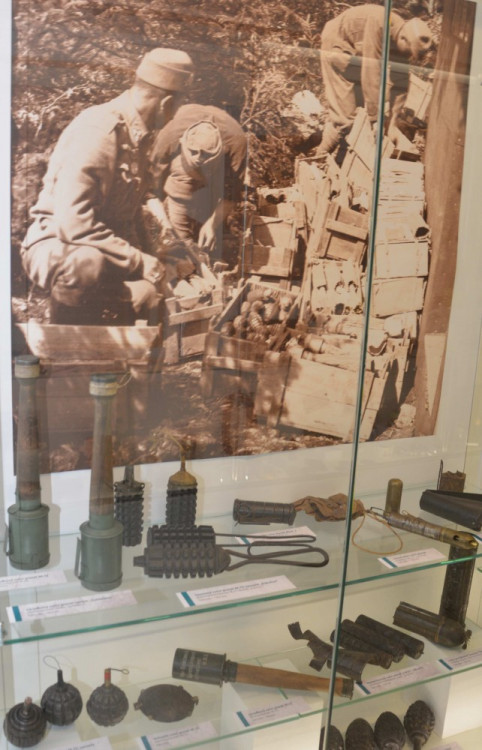 Výstava není o kráse zbraní, ale hrůzách války.