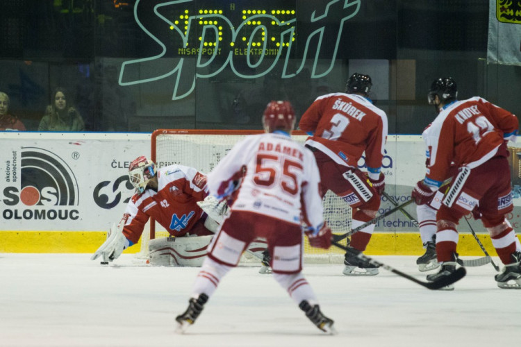 FOTOGALERIE: Braňo Konrád si připsal šestou nulu. Mora smetla Třinec 4:0