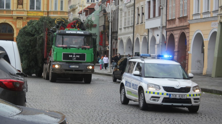 Usazování vánočního stromu na budějcké náměstí